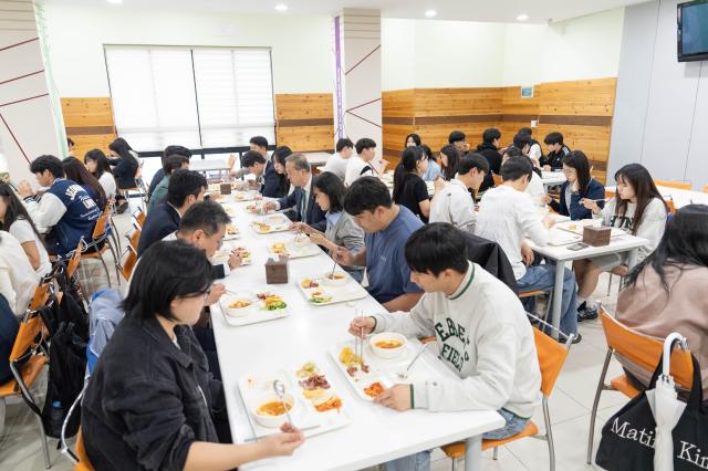 전북대가 중간시험을 맞는 학생들을 위해 이달 30일까지 천원의 저녁밥을 제공한다사진전북대