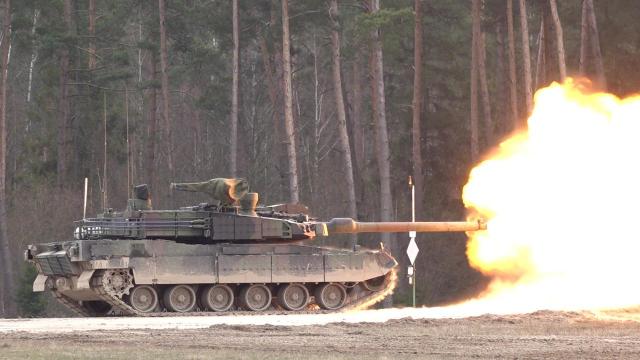 폴란드에서 사격 시험 중인 K2 전차 사진현대로템