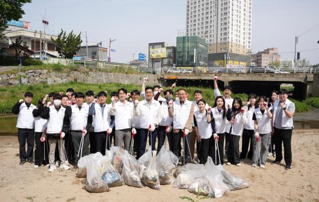 남양유업 천안공장은 천안 원성천 일대에서 40여 명의 구성원이 참여해 100kg 가량의 쓰레기를 수거했다 사진남양유업 
