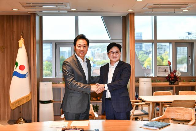 1 지난해 11월 6일 김병수 김포시장이 오세훈 서울시장이 공식 만남을 갖고 공동연구반을 구성하기로 합의했다 사진김포시