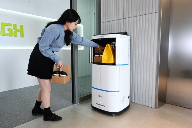 LG Electronics, Kakao Mobility collaborate on delivery robot service
