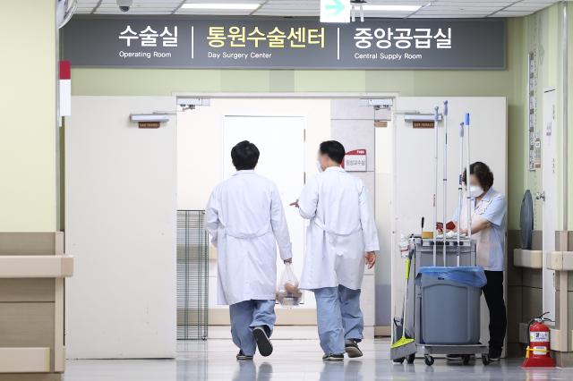전공의 집단행동이 이어지고 있는 지난 4월 9일 오전 서울 시내 한 대형병원에서 의료진이 수술실로 이동하고 있다 사진연합뉴스