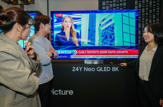  23일현지시간 태국 방콕 2024 동남아 테크세미나에서 참석자들이 삼성전자 2024년형 Neo QLED 8K 신제품을 살펴보고 있다　사진삼성전자