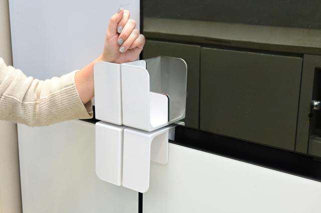 근력이 부족하거나 손 움직임이 섬세하지 않은 지체 장애 고객이 냉장고 도어를 쉽게 여닫도록 설계된 이지핸들을 사용하는 모습 사진LG전자 제공