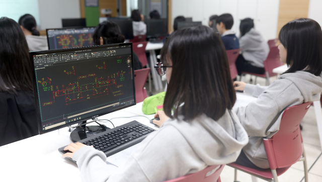韩国堪称学历内卷天花板 去年就业者大学以上学历逾半数
