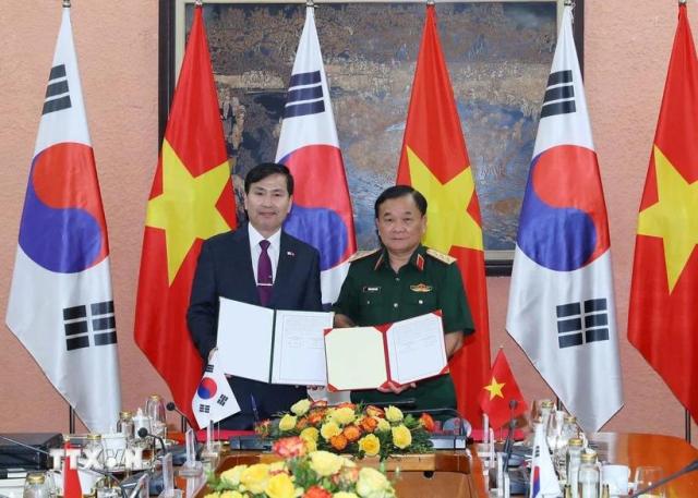 Thượng tướng Hoàng Xuân Chiến Thứ trưởng Bộ Quốc phòng Việt Nam phải và Thứ trưởng Bộ Quốc phòng Hàn Quốc Kim Seon-ho ký kết biên bản Đối thoại Chính sách quốc phòng Việt Nam-Hàn Quốc lần thứ 11 ẢnhTTXVN