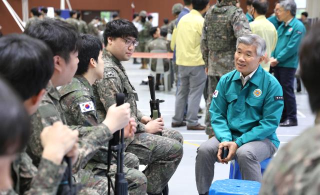 이기식 병무청장오른쪽에서 첫 번 째이 24일 육군 제56사단 공병대대를 방문하여 서울지역 불시 병력동원소집훈련에 참여한 예비군들과 이야기를 나누고 있다사진병무청