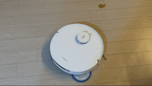 에코백스 '디봇 T30 옴니 프로'가 흘린지 5분된 콜라를 물걸레 패드로 가볍게 닦아내는 모습이다. [사진=김민우 기자]