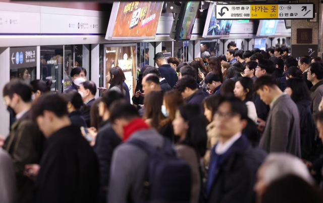 최근 서울 중구 서울역 지하철 역사에서 시민들이 지하철 탑승을 기다리고 있다 사진연합뉴스
