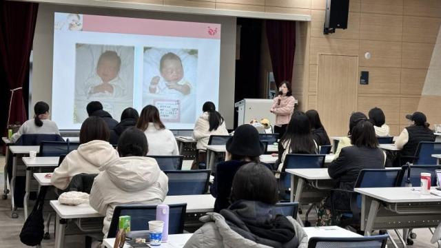 지난 2월 모유 수유 클리닉에 참여한 산모들이 전문가 이론 수업을 수강하고 있다 사진하남시