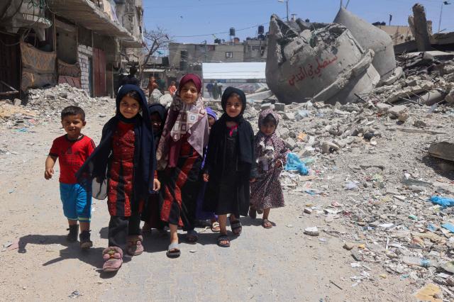 팔레스타인 아이들이 4월 19일현지시간 가자지구 남부 라파에서 이스라엘 공격으로 파괴된 알-파루크 모스크의 잔해 옆을 걸어가고 있다 사진AFP 연합뉴스 