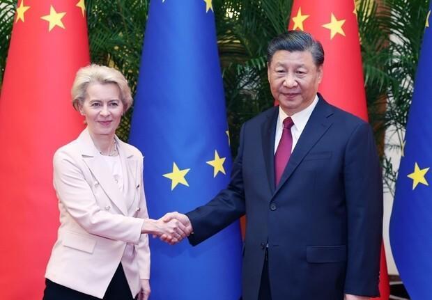 우르줄라 폰데어라이엔왼쪽 유럽연합 집행위원장과 시진핑 중국 국가주석 사진신화 연합뉴스