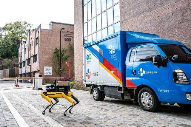 라스트마일 로봇 배송 서비스 실증 사업에 활용된 차량과 로봇개 ‘스팟SPOT’의 모습 사진기아