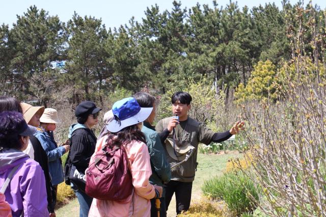 천리포수목원 탐방객들이 가드너의 해설을 듣고 있다사진천리포수목원