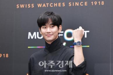 [포토] 김수현, 멋진 시계 차고 포즈