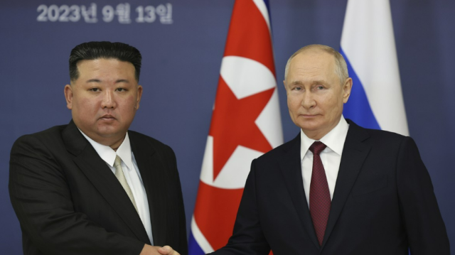 김정은 북한 국무위원장왼쪽과 블라디미르 푸틴 러시아 대통령오른쪽이 지난해 9월 러시아에서 정상회담을 갖고 악수하고 있다 사진연합뉴스