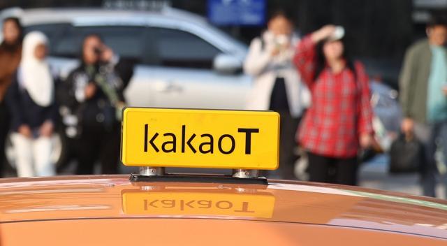 카카오T 블루 택시가 서울 서부역 택시승강장을 지나고 있다 사진연합뉴스