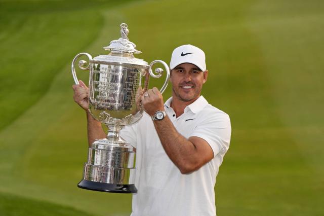 브룩스 켑카가 지난해 PGA 챔피언십에서 워너메이커 트로피를 들어 올렸다 그의 세 번째 PGA 챔피언십 우승이었다 사진USA투데이·연합뉴스