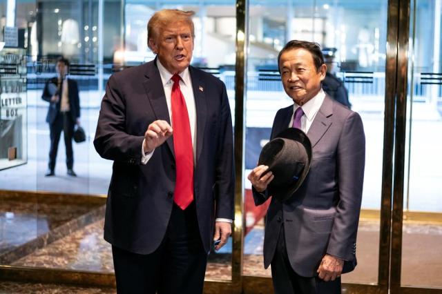 트럼프 전 대통령과 아소 다로 전 일본 총리가 23일현지시간 뉴욕에서 만난 모습 사진AP 연합뉴스
