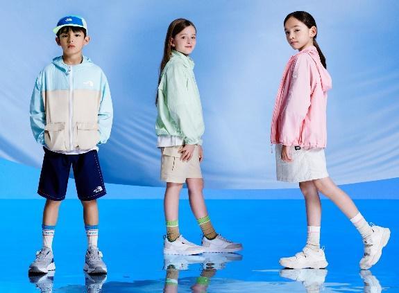 노스페이스의 ‘키즈 시티 칠러 재킷’을 비롯해 다양한 냉감 의류를 착용한 어린이 모델 모습 사진영원아웃도어