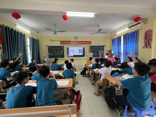 Học sinh trường Tiểu học Nguyễn Bỉnh Kiệm tỉnh Quảng Ninh học tiếng Hàn với Master K ẢnhVISANG