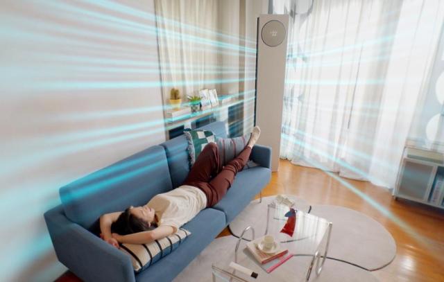 LG 휘센 AI 에어컨의 공감지능 기능인 AI 스마트케어로 실내 온도를 관리하고 있는 모습사진LG전자