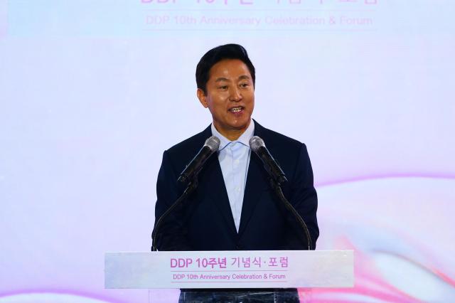 Oh Se-hoon Thị trưởng Seoul phát biểu chúc mừng trong Diễn đàn và Lễ kỷ niệm 10 năm DDP tại Dongdaemun Design Plaza ở Seoul ngày 26 tháng 4 năm 2024 ẢnhPark Jong-Hyeok qkrwhdgur2164ajupresscom