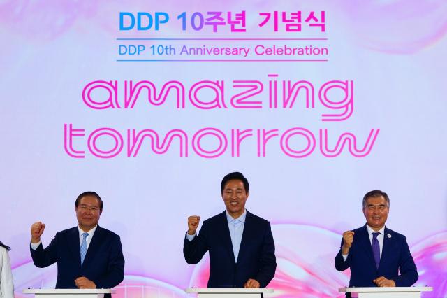 Kwon Young-gull Chairman of the Seoul Design Foundation left Seoul Mayor Oh Se-hoon center and Kim Hyeon-gi Chairman of the Seoul Metropolitan Council right participate in the slogan declaration ceremony   AJU PRESS Park Jong-hyeok