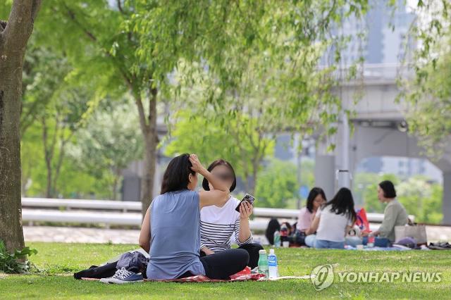 전국 대부분 지역의 낮 기온이 25도 이상으로 올라간 26일 서울 서초구 반포한강공원을 찾은 시민이 가벼운 옷차림으로 피크닉을 즐기고 있다 사진연합뉴스
