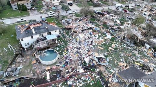 미국 중서부 토네이도 강타…주택 파손 피해