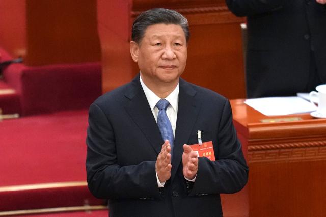 시진핑 중국 국가주석이 8일 베이징 인민대회당에서 열린 전국인민대표대회전인대 2차 전체회의에 참석해 박수를 치고 있다 전인대는 오는 11일 폐막한다 사진연합뉴스