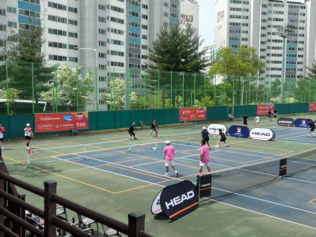 26일 청주 국제 테니스장에서 열린 코오롱FnC 헤드 피클볼 코리아 오픈 경기를 진행하는 참가자들의 모습사진김다인 기자
