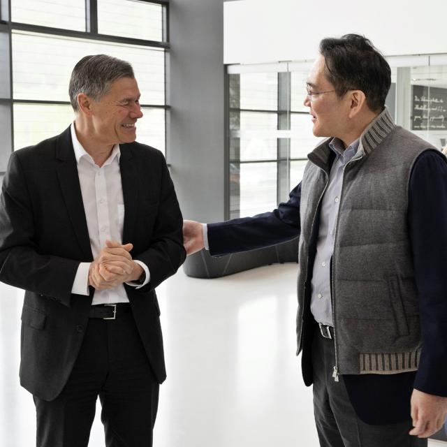 26일현지 시간 독일 오버코헨 ZEISS 본사를 방문한 이재용 삼성전자 회장이 칼 람프레히트 ZEISS그룹 CEO맨 오른쪽와 대화하는 모습 사진삼성전자