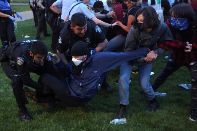 미국 경찰이 27일현지시간 미국 세인트루이스에 위치한 워싱턴 대학교 캠퍼스에서 친팔레스타인 시위를 진압하는 모습 사진AP 연합뉴스