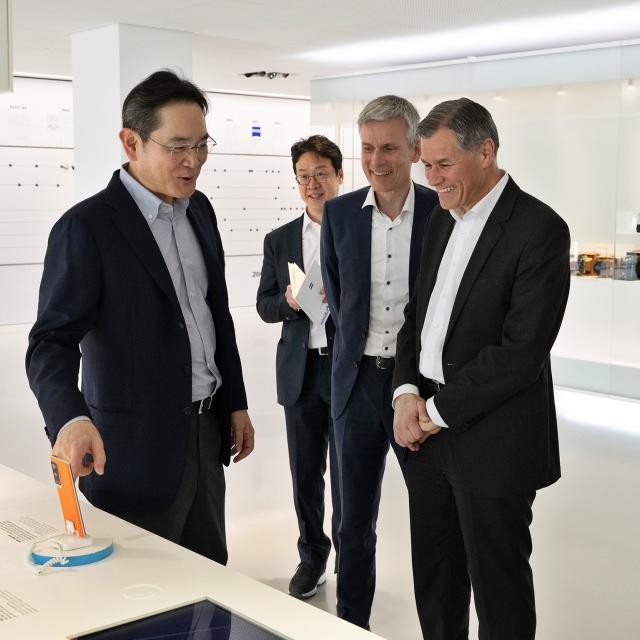 26일현지 시간 독일 오버코헨 ZEISS 본사를 방문한 이재용 삼성전자 회장이 칼 람프레히트 ZEISS그룹 CEO맨 오른쪽 안드레아스 페허 ZEISS SMT CEO오른쪽에서 두번째와 대화하는 모습 사진삼성전자