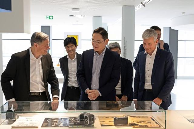 26일현지시간 독일 오버코헨 자이스 본사를 방문한 이재용 삼성전자 회장이 자이스 제품을 살펴보는 모습 사진삼성전자