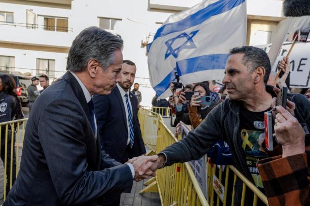 토니 블링컨 미국 국무부 장관이 지난 3월 이스라엘 텔아비브에서 인질 석방을 요구하는 시위대를 만나 악수하는 모습 사진로이터 연합뉴스