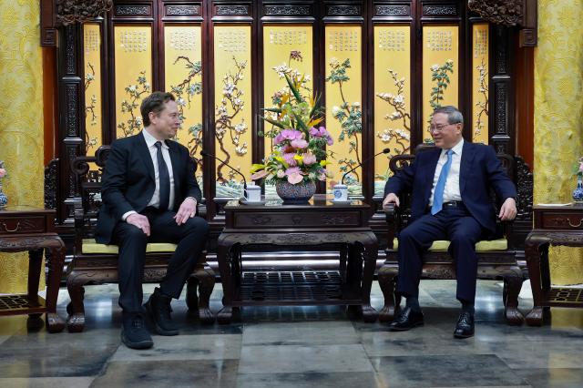 리창오른쪽 중국 국무원 총리가 28일 수도 베이징에서 일론 머스크 테슬라 최고경영자CEO와 회담하고 있다사진신화사연합뉴스