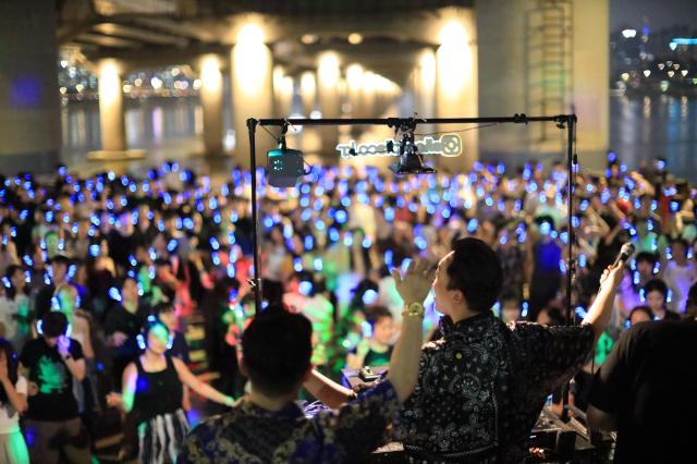 지난해 한강둔치에서 열린 무소음 DJ 파티에 참석한 시민들이 춤을 추고 있다 사진서울시