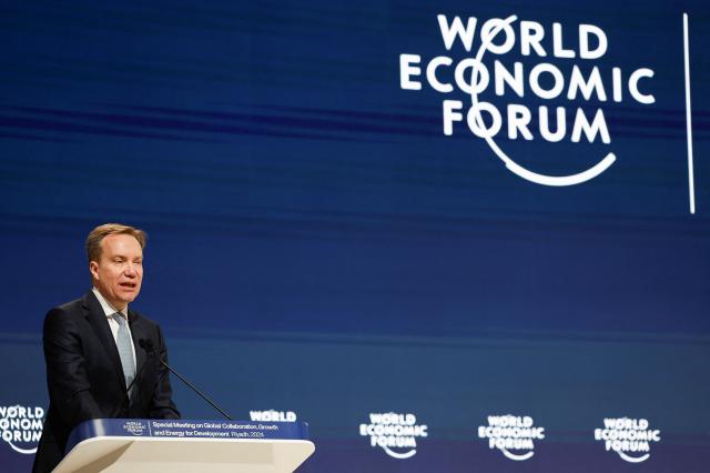 뵈르게 브렌데 세계경제포럼WEF 총재가 4월 28일현지시간 사우디아라비아 리야드에서 열린 WEF 주최 ‘글로벌 협력 성장 및 에너지 개발 특별회의’에서 연설을 하고 있다 사진로이터 연합뉴스  