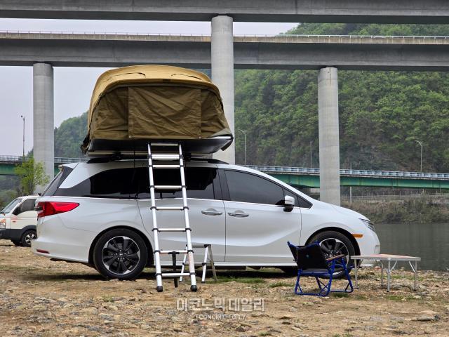혼다 오딧세이에 설치된 루프탑 텐트를 펼친 모습 사진성상영 기자