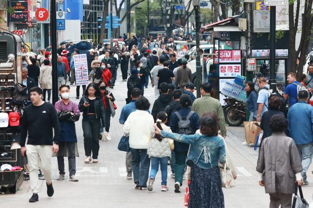 지난 10일 서울 중구 명동 거리를 찾은 시민 및 관광객들이 발걸음을 옮기고 있다 ｢사진＝연합뉴스｣