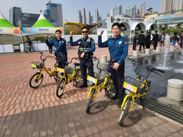 2024 고양국제꽃박람회 현장에서 카카오 T 바이크를 활용해 순찰에 나선 일산동부경찰서 사진카카오모빌리티