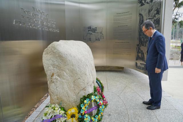 조태열, 2+2 회의 참석차 호주 방문…한국전 참전기념비 헌화