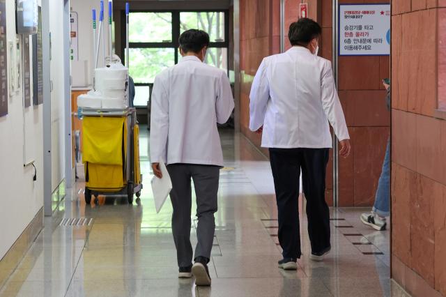 韩国医学院教授明日集体停诊抗议政府扩招政策