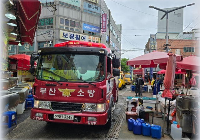 기장군은 지난 24일 군 대표 전통시장인 기장시장에서 기장소방서와 합동으로 소방통로 확보훈련을 실시했다 사진기장군