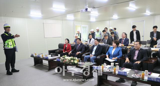 대구시의회 건설교통위원회는 대구형 에너지산업 클러스터 조성 현장을 방문하여 사업 진행 현황을 점검하고 차질 없는 사업 추진을 당부했다 사진대구시의회