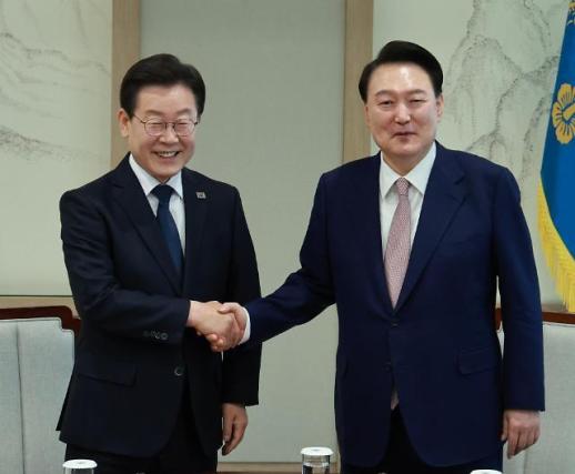 Yoon, opposition leader sit down for talks for first time