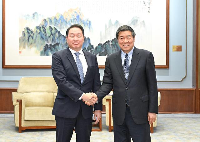 崔泰源与中国国务院副总理何立峰在北京举行会谈