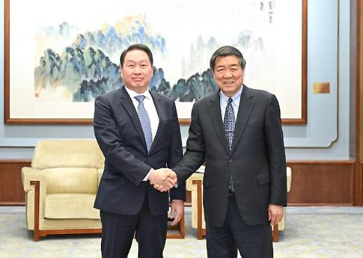 崔泰源与中国国务院副总理何立峰举行会谈